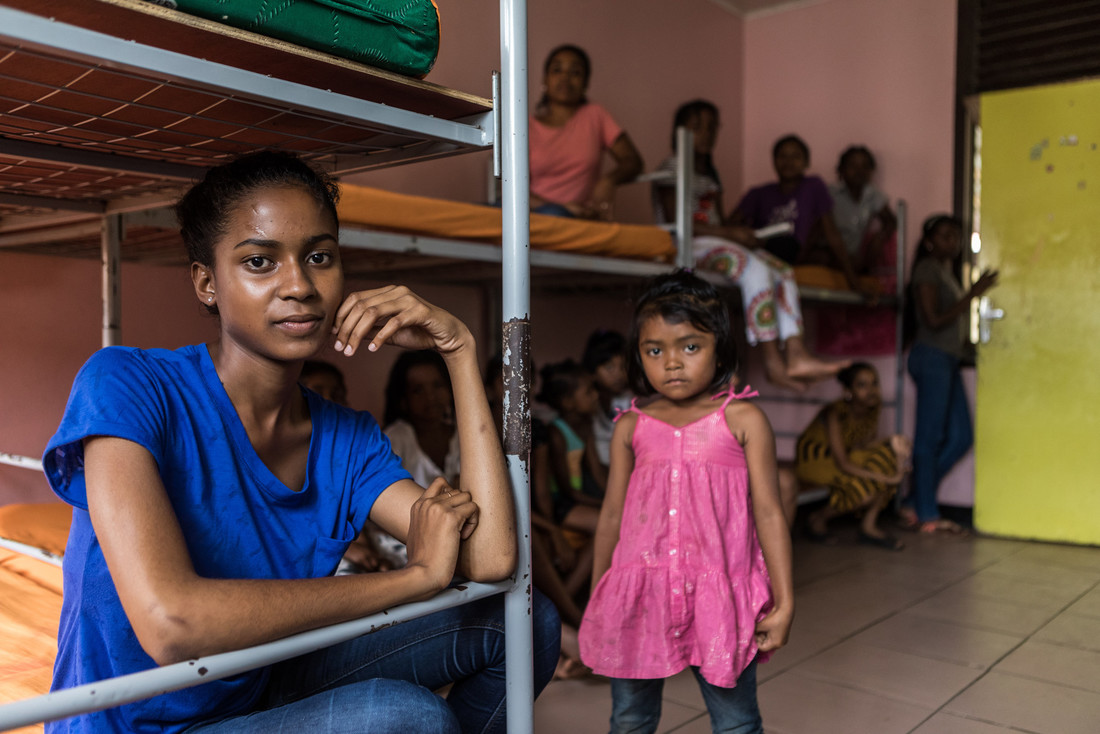 Meisje uit Suriname krijgt eindelijk een eigen Bijbel dankzij werk van het Bijbelgenootschap