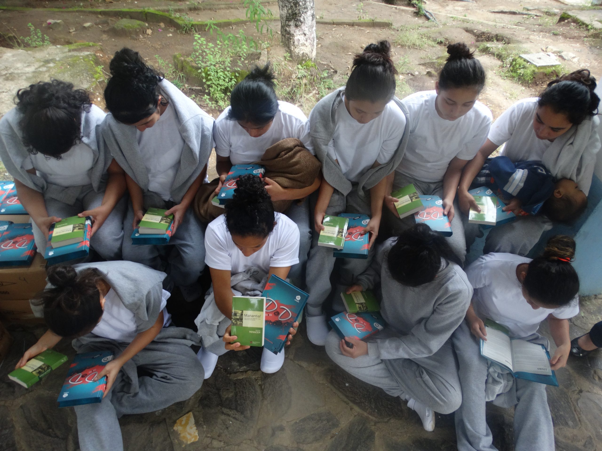 Gevangen jongeren in Guatemala krijgen Bijbels en hulp door Bijbelgenootschap