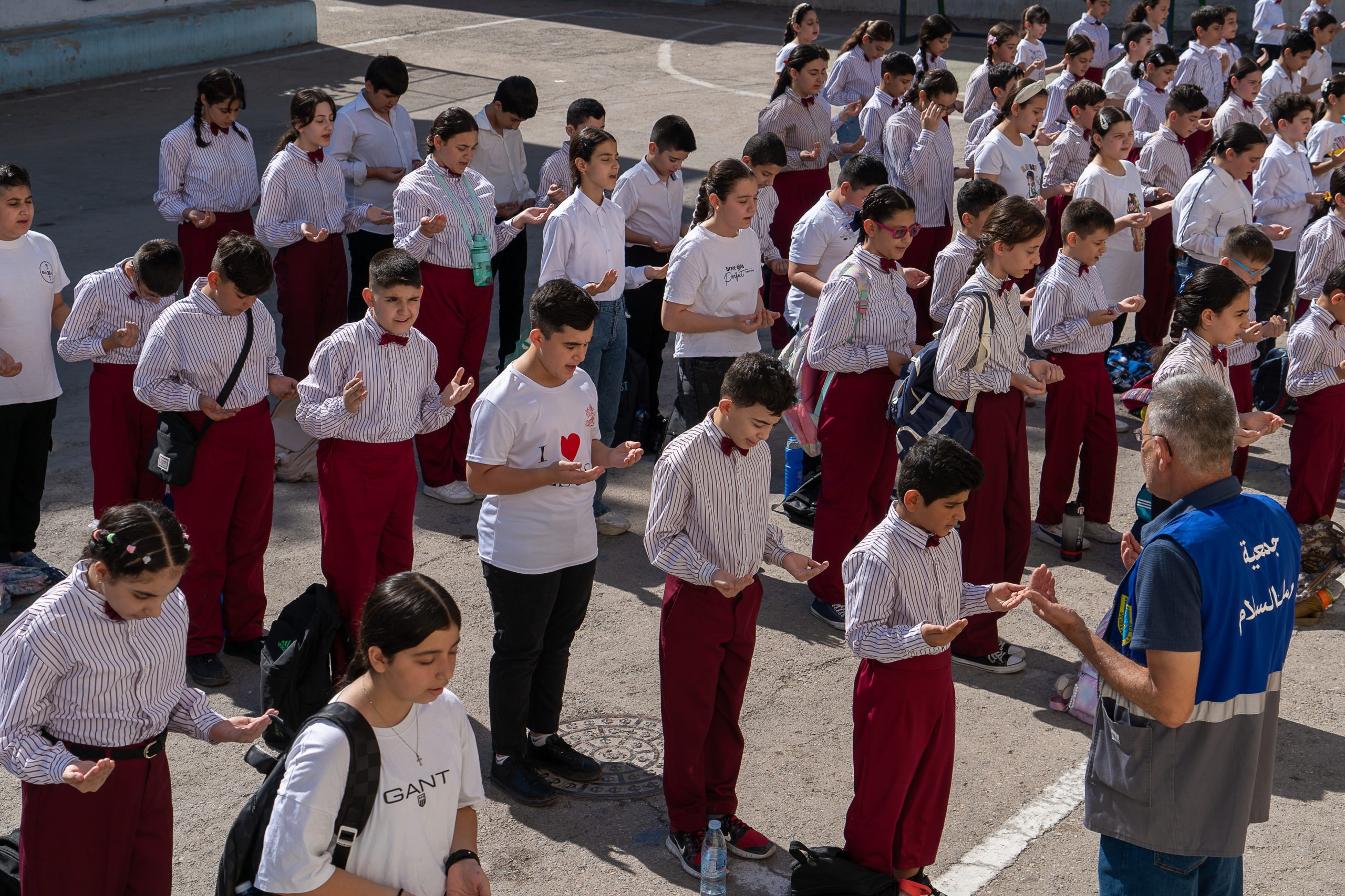 Biddende kinderen vluchtelingen in Jordanië 